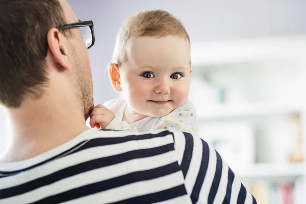 Papai segurando sua filha — Fotografia de Stock