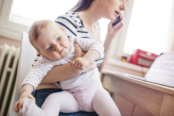 Mãe trabalhando em casa — Fotografia de Stock