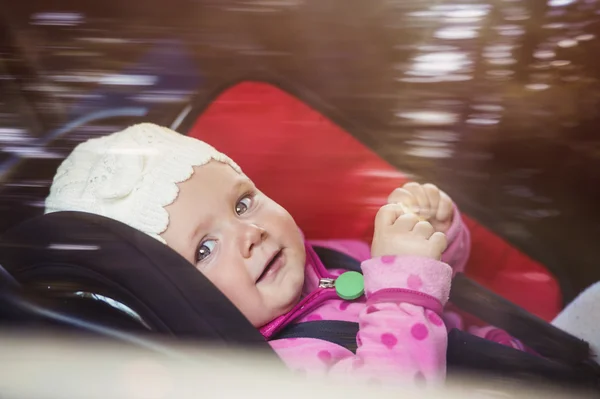 Baby flicka i bilen — Stockfoto