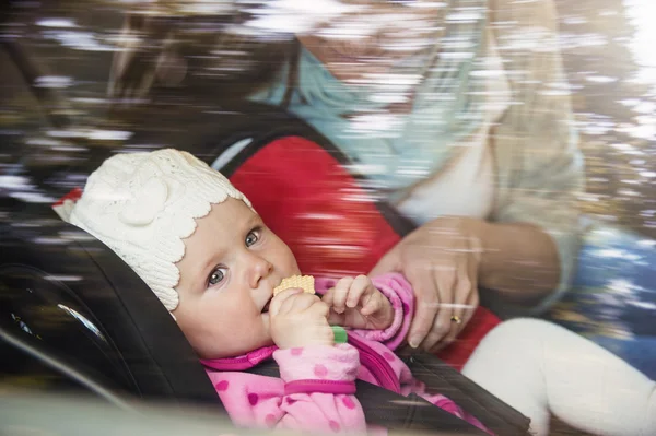 Matka a dítě v autě — Stock fotografie