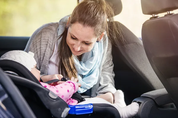 Anya és a gyermek az autóban — Stock Fotó