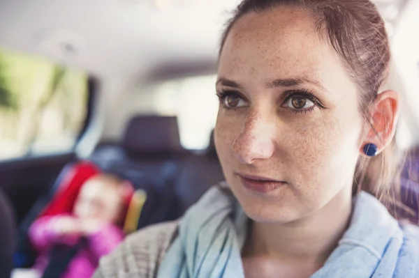 Matka i dziecko w samochodzie — Zdjęcie stockowe