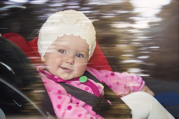 Bambina in macchina — Foto Stock