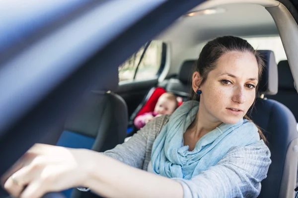 Mor och barn i bilen — Stockfoto