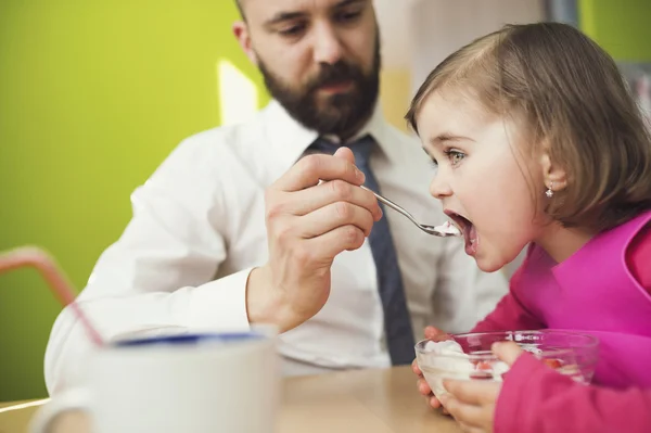 Pai alimentando sua filha — Fotografia de Stock