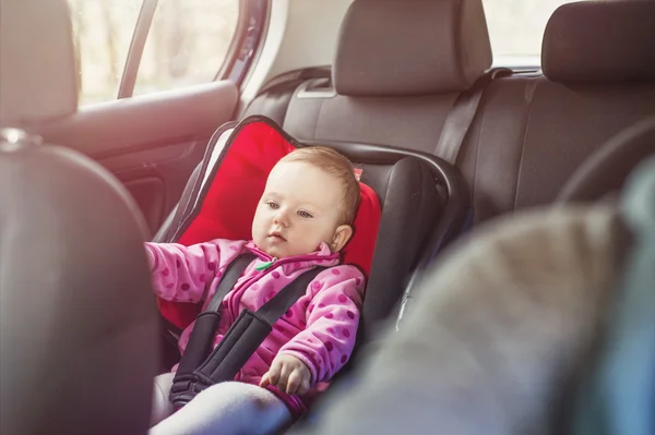 Bébé fille dans un siège enfant — Photo