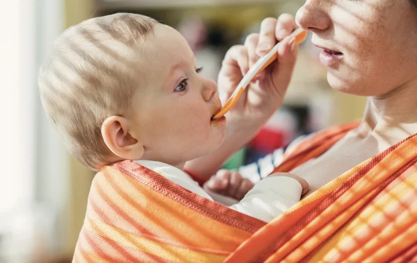 Mother feeding her daughter — Stock Photo, Image