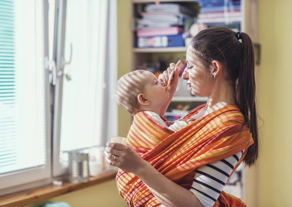 Mother feeding her daughter — Stock Photo, Image