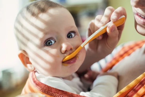 Madre alimentando a su hija —  Fotos de Stock