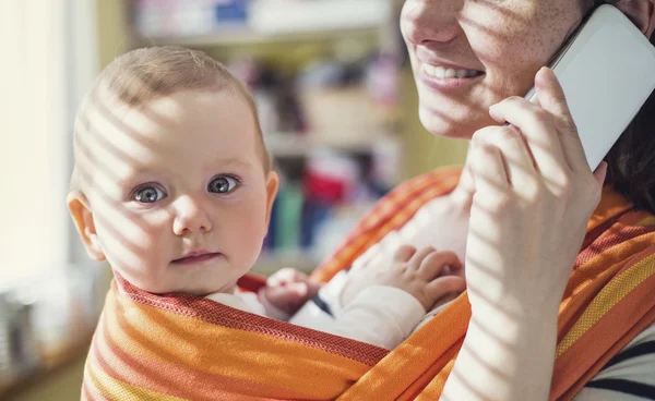 Madre che nutre sua figlia — Foto Stock