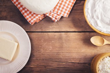 Süt ürünleri ahşap bir masada.