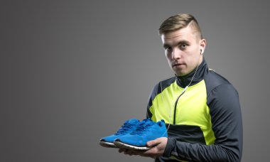 Runner holding mavi spor ayakkabı.