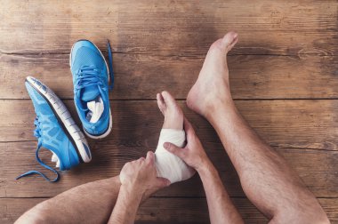 Bir katta oturan yaralı runner