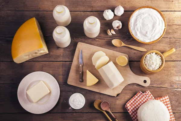 Produtos lácteos em uma mesa de madeira — Fotografia de Stock