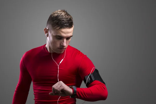 Runner meten van zijn tijd — Stockfoto