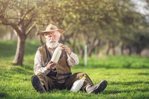 Agricoltore con bottiglie di latte — Foto Stock