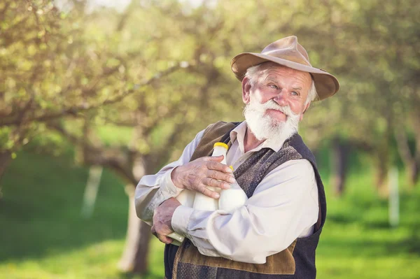 Farmář s lahví mléka — Stock fotografie