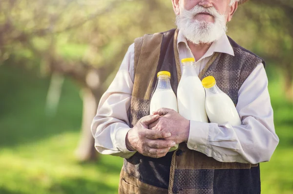 Boer met melkflessen — Stockfoto