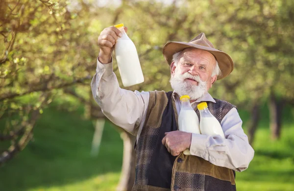 Fermier avec bouteilles de lait — Photo