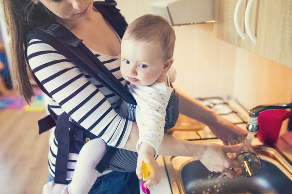 Mother washing up dishes — Stock Photo, Image