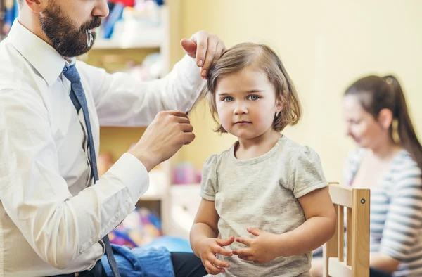 Father getting his daughter ready in a morning — Stock Photo, Image