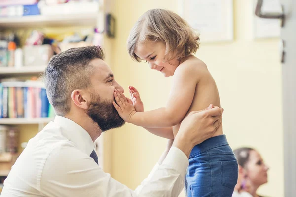 Babası kızını bir sabah hazırlanıyor — Stok fotoğraf