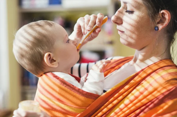 Mother feeding her daughter — Stock Photo, Image