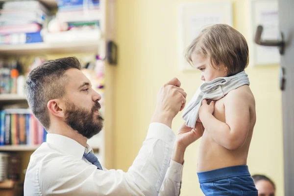 Padre che prepara sua figlia — Foto Stock