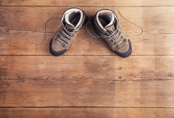Zapatos de senderismo en un piso de madera —  Fotos de Stock