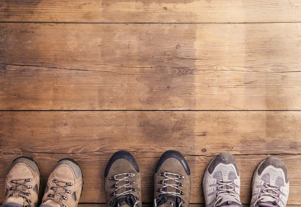 Πεζοπορία παπούτσια σε ένα ξύλινο πάτωμα — Φωτογραφία Αρχείου