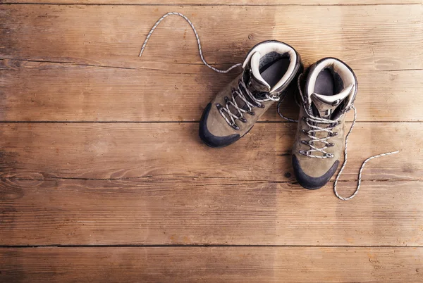 Scarpe da trekking su un pavimento di legno — Foto Stock