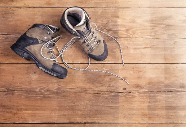 Chaussures de randonnée sur un sol en bois — Photo