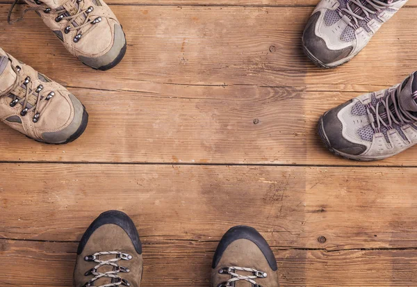 Sapatos de caminhada em um chão de madeira — Fotografia de Stock