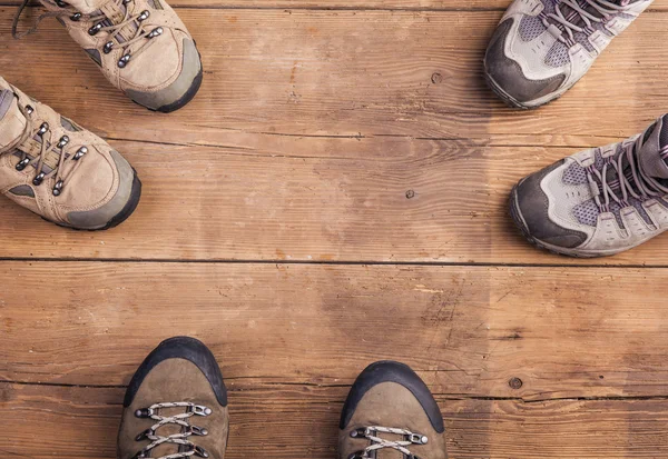 Zapatos de senderismo en un piso de madera —  Fotos de Stock