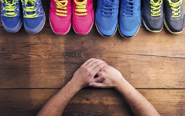 Zapatillas de correr en el suelo —  Fotos de Stock