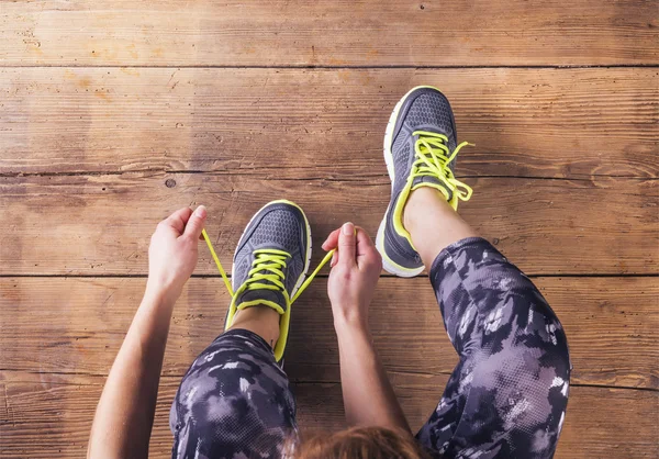 Young runner tying her shoes — Stock Photo, Image