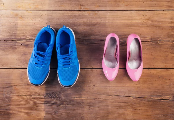 Running shoes and pink court shoes — Stock Photo, Image