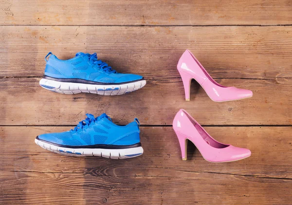 Running shoes and pink court shoes — Stock Photo, Image