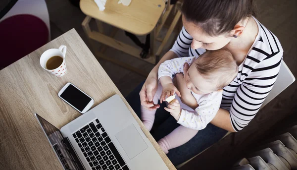 Young mother working from home — Stock Photo, Image