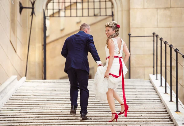 Giovane coppia di nozze sulle scale — Foto Stock