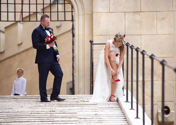 Молодая свадебная пара на лестнице — стоковое фото