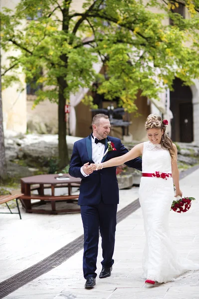 Pareja de boda joven frente a un castillo —  Fotos de Stock