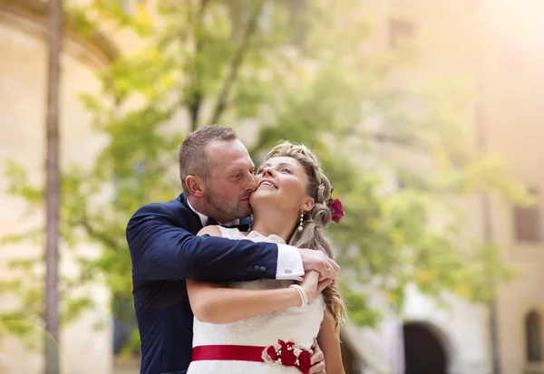 Casal jovem na frente de um castelo — Fotografia de Stock