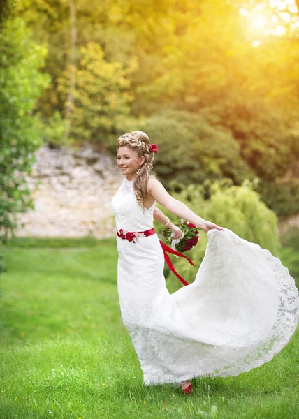 Beautiful young bride — Stock Photo, Image