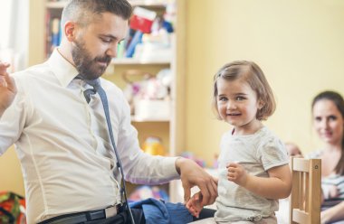 Babası kızını bir sabah hazırlanıyor