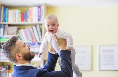 Babası kızını tutan