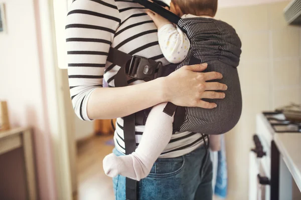 Madre con su hija en portabebés — Foto de Stock