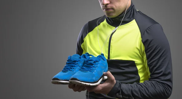 Biegacz gospodarstwa niebieskie buty do biegania. — Zdjęcie stockowe