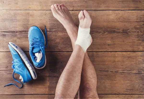 Coureur blessé avec des chaussures bleues — Photo