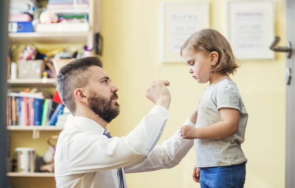 Father getting his daughter ready in a morning — Stock Photo, Image